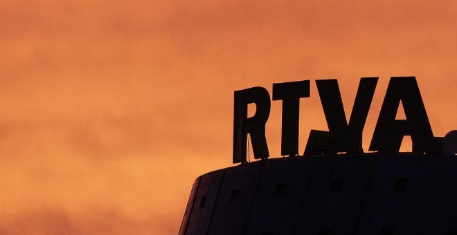 El rótulo de Radio y Televisión de Andalucía (RTVA) visto desde el Guadalquivir.