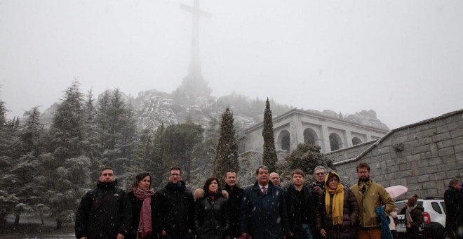 Los eurodiputados durante la visita este viernes al Valle de los Caídos.