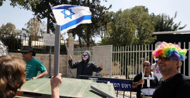 Manifestantes en la entrada de la residencia de Netanyahu en Jerusalén. REUTERS/Ammar Awad