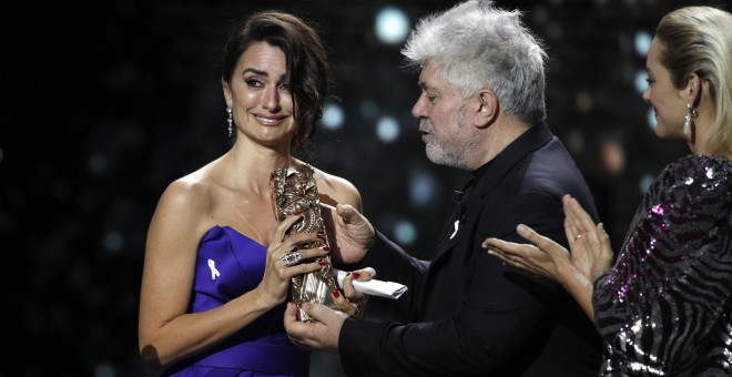 Penelope Cruz recibe el Cesar de Honor de manos de  Pedro Almodovar, mientras la actriz Marion Cotillard aplaude, durante la gala de entrega de los premios del cine francés. EFE/EPA/YOAN VALAT