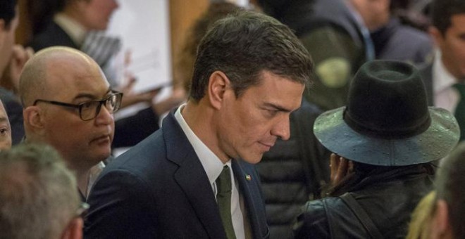 El secretario general del PSOE, Pedro Sánchez (c), a su llegada al Teatro de la Maestranza de Sevilla, en los actos del Día de Andalucía. EFE/Julio Muñoz