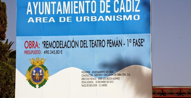 Cartel de las obras del Teatro Pemán, en Cádiz, cerrado desde hace más de seis años.