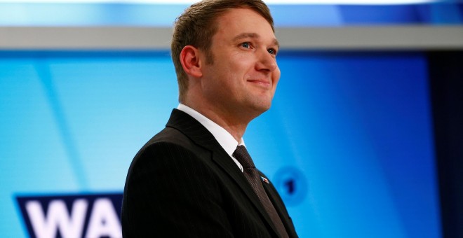 El líder del partido de ultraderecha Alternativa para Alemania (AfD, según sus siglas en inglés), Andre Poggenburg, antes de participar en una entrevista en televisión. REUTERS/Wolfgang Rattay