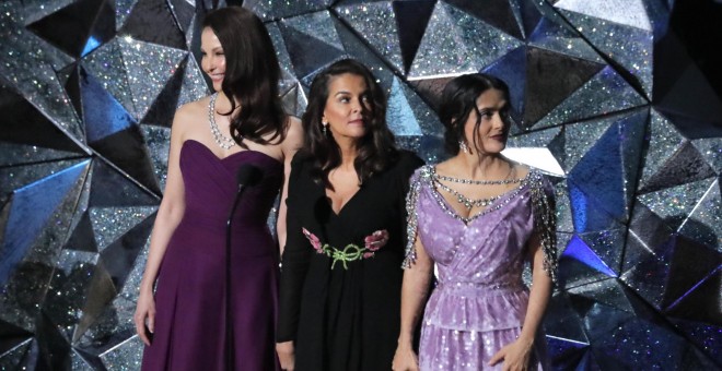 Las actrices Ashley Judd, Annabella Sciorra y Salma Hayek, durante la gala de los Oscar. REUTERS/Lucas Jackson