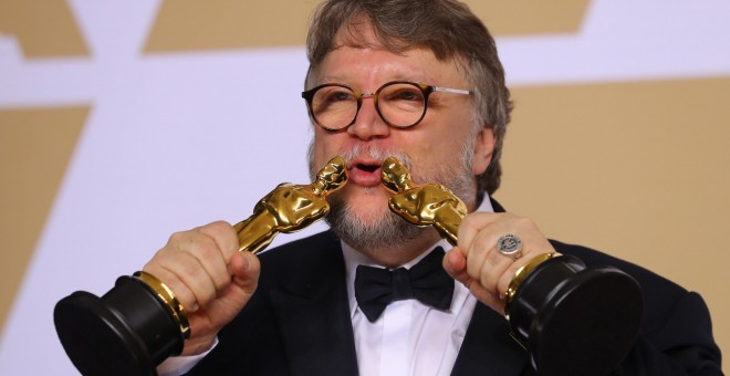 El director mexicano Guillermo del Toro posa con sus dos Oscar, por la mejor dirección y mejor película por 'La forma del agua', tras la gala de los premios de Hollywood REUTERS/Mike Blake