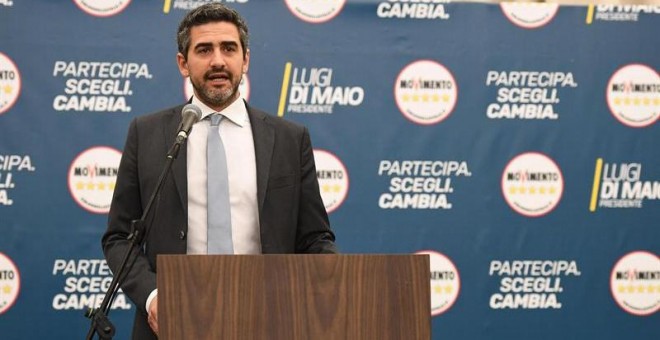 Riccardo Fraccaro, del Movimiento 5 Estrellas, se dirige a los periodistas tras las elecciones en Italia. /EFE