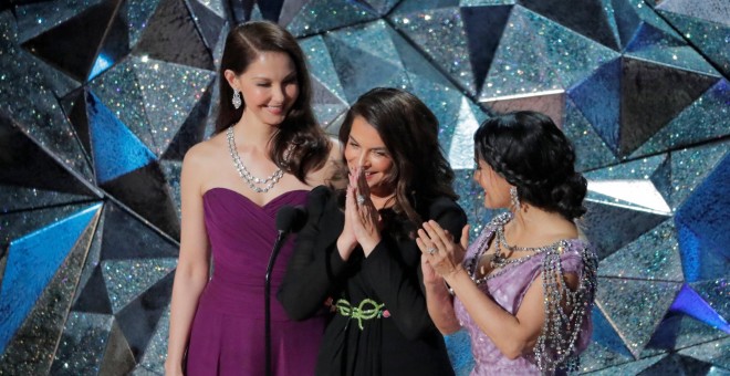 Ashley Judd, Annabella Sciorra y Salma Hayek, en el escenario de los Oscar 2018. / Reuters