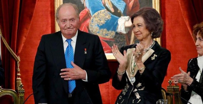 El rey Juan Carlos junto a la reina Sofía, durante el acto académico con el que la Real Academia de la Historia rinde homenaje a don Juan Carlos con motivo de su 80 aniversario. JUANJO MARTÍN (EFE)