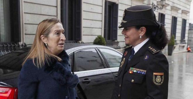 Ana Pastor junto a la comisaria principal de Policía Concha Ramos, a cargo de la seguridad del Congreso. | FERNANDO ALVARADO (EFE)