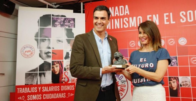 Pedro Sánchez entrega el premio 'Rosa Manzano' a la periodista Carme Chaparro. /@PSOE