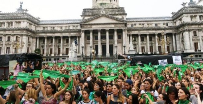 Miles de mujeres en una de las últimas concentraciones n para pedir que el Congreso de Argentina apruebe un proyecto de ley que garantice el aborto seguro, legal y gratuito. EFE/Javier Caamaño