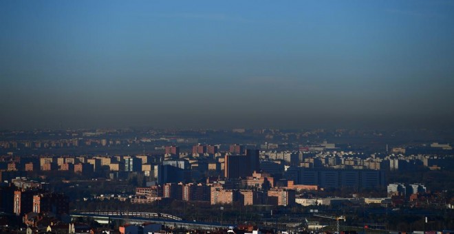 Vista de la boina de contaminación sobre la ciudad de Madrid. AFP
