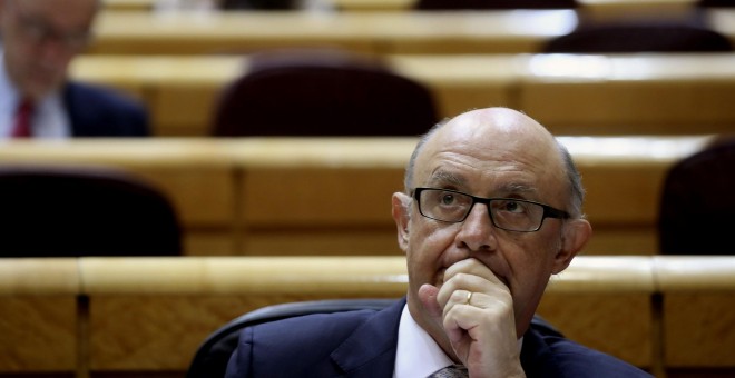 El ministro de Hacienda, Cristóbal Montoro, durante la sesión de control al Gobierno en el pleno del Senado. EFE/Kiko Huesca