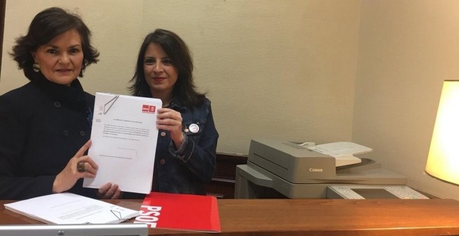 Las socialistas Carmen Calvo y Adriana Lastra hoy en el Congreso. /PSOE