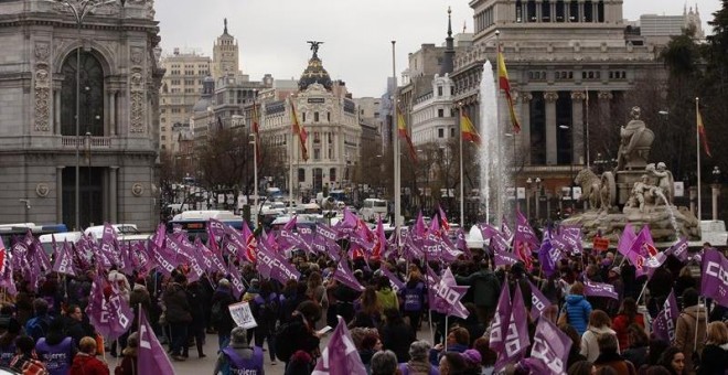Concentración convocada por los sindicatos en la Plaza de la Cibeles, a las puertas del Ayuntamiento de Madrid, con motivo del Día de la Mujer. EFE/JAVIER LIZÓN