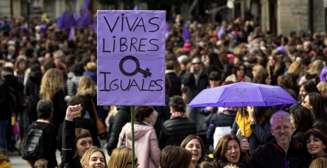 Miles de personas se han manifestado hoy en Vitoria con motivo de la huelga feminista convocada por el Día Internacional de la Mujer. EFE/ David Aguilar