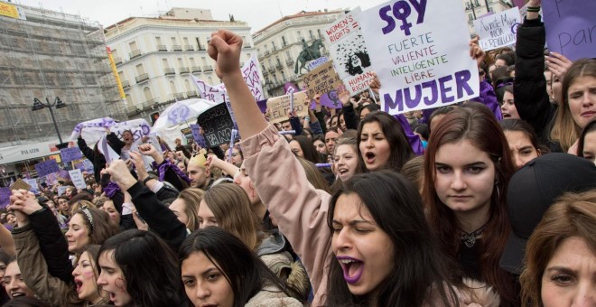 Miles de mujeres se han concentrado esta mañana en la Puerta de Sol con motivo de la huelga feminista de este 8 de marzo. /FRAN BAENA