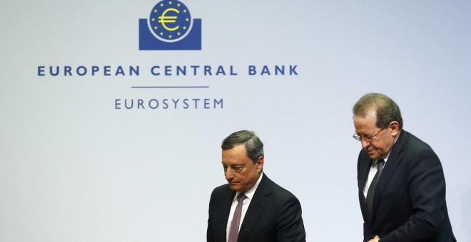 El presidente del BCE, Mario Draghi, y el todavía vicepresidente, el portugués Vitor Constancio, tras la rueda de prensa en la sede de la entidad en Fráncfort. REUTERS/Ralph Orlowski