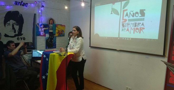 Claudia Salermo, embajadora de Venezuela ante Bélgica, Luxemburgo y la Unión Europea, en el acto homenaje a Chávez.