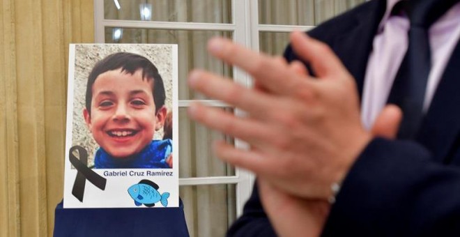 Retrato del niño Gabriel Cruz colocado en el patio de la diputacion de Almería, donde hoy se ha convocado un pleno extraordinario para declarar tres días de luto por su muerte. EFE/Carlos Barba