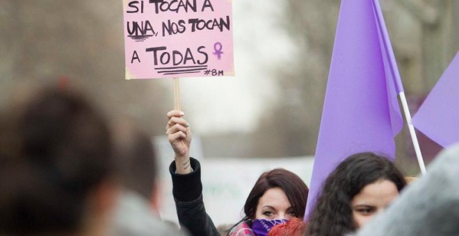 Una mujer sujeta una pancarta durante el día de la huelga feminista. 8 de marzo de 2018, Madrid. /MANOLO FINISH