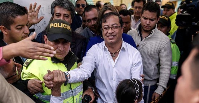 El candidato izquierdista Gustavo Petro ejerce su derecho al voto en Bogotá. / EFE