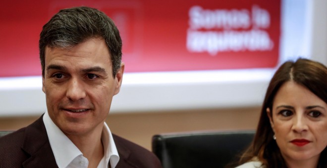 El secretario general del PSOE, Pedro Sánchez , y la vicesecretaria, Adriana Lastra (d), durante la reunión de la Permanente de la Ejecutiva de la formación celebrada en Ferraz. EFE/Emilio Naranjo