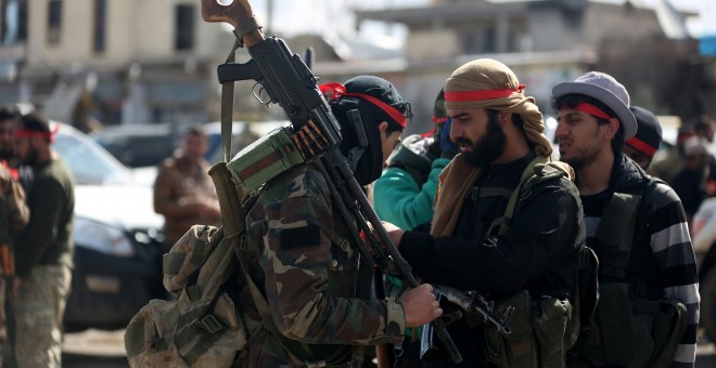 Soldados del Ejército Libre de Siria (ELS) se preparan para combatir en el pueblo de Kafr Jana, Afrin, Siria. EFE