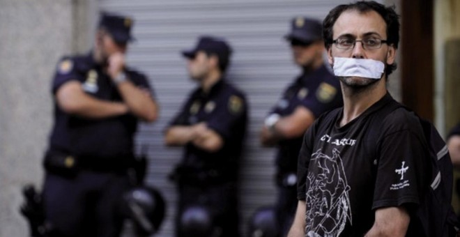 Hombre amordazado durante una protesta contra  la nueva ley de seguridad ciudadana en Gijón,  Asturias, 30 de junio de 2015. REUTERS/Eloy Alonso