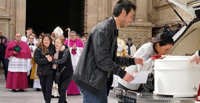 Los padres de Gabriel Cruz acompañan el féretro a la salida de la Catedral de Almería. /EFE