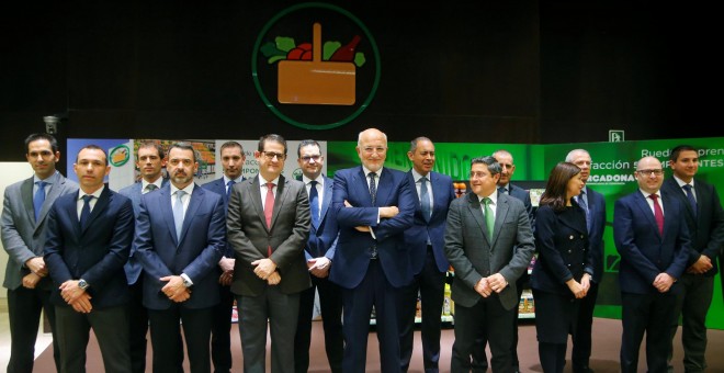 El presidente de Mercadona, Juan Roig, con los miembros del Comité de Dirección del grupo de distribución, en la presentación de los resultados anuales. REUTERS/Heino Kalis