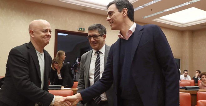 El secretario general del PSOE, Pedro Sánchez, saluda a los diputados Odón Elorza y Patxi López a su llegada a la reunión que el grupo parlamentario socialista en el Congreso. EFE/Mariscal