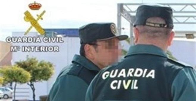 Foto de archivo de dos agentes de la Guardia Civil. / EP