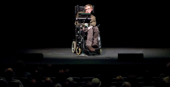 El físico Stephen Hawking en una charla sobre el origen del Universo, en la Universidad de Berkeley (California, EEUU), en marzo de 2007. REUTERS/Kimberly White