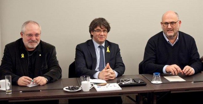 El presidente de la Generalitat de Catalunya cesado, Carles Puigdemont (c), se reúne en Bruselas con los diputados de su partido, JxCat, para tratar los escenarios posibles de una eventual investidura. EFE/Horst Wagner