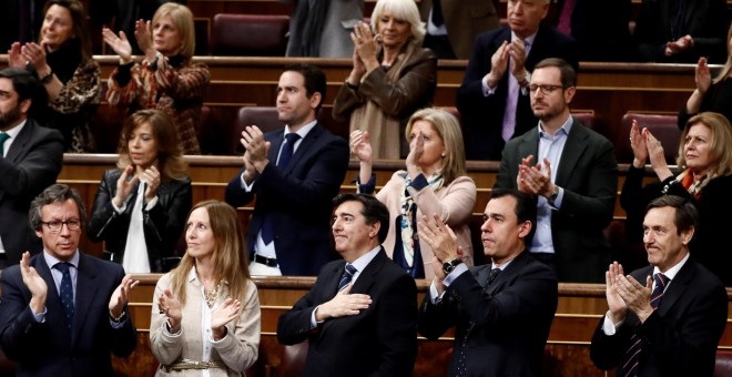 La bancada popular aplaude la presencia en el hemiciclo de Juan Carlos Quer, Juan José Cortés, padres de Diana Quer y Mari Luz Cortés respectivamente, y la presidenta de la Asociación Clara Campoamor, Blanca Estrella, durante el pleno del Congreso que deb