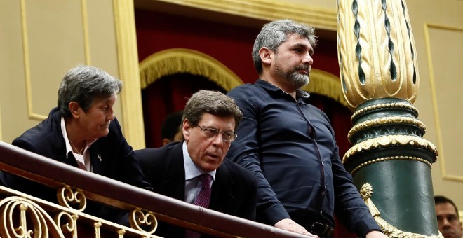 Juan Carlos Quer y Juan José Cortés, padres de Diana Quer y Mari Luz Cortés respectivamente, junto a la presidenta de la Asociación Clara Campoamor, Blanca Estrella, durante el pleno del Congreso que debate la derogación de la prisión permanente revisable