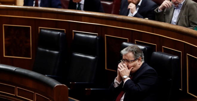 El ministro del Interior Juan Ignacio Zoido, durante el pleno del Congreso que debate la derogación de la prisión permanente revisable. EFE/Mariscal