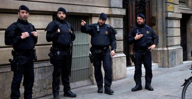 Los Mossos d'Esquadra custodian la sede de Òmnium Cultural en Barcelona. |  QUIQUE GARCÍA (EFE)