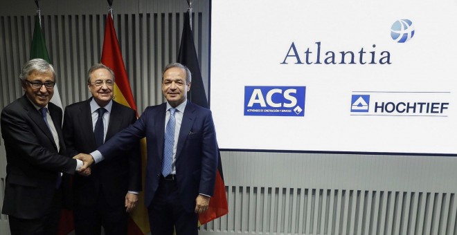 El presidente de ACS, Florentino Pérez (c); el consejero delegado de Atlantia, Giovanni Castelluci (i), y el presidente de Hochtief, Marcelino Fernández Verdes (d), posan antes de la rueda de prensa para explicar los detalles de su oferta conjunta por la