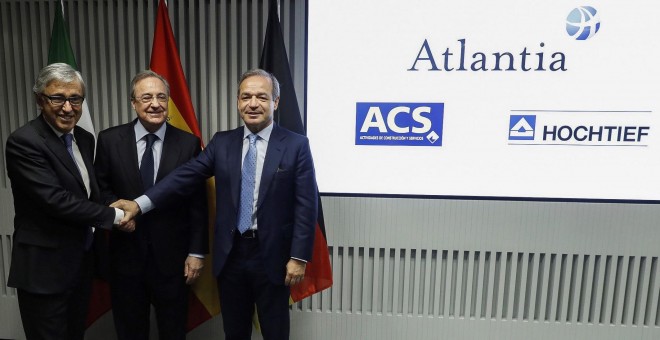 El presidente de ACS, Florentino Pérez (c); el consejero delegado de Atlantia, Giovanni Castelluci (i), y el presidente de Hochtief, Marcelino Fernández Verdes (d), posan antes de la rueda de prensa para explicar los detalles de su oferta conjunta por la