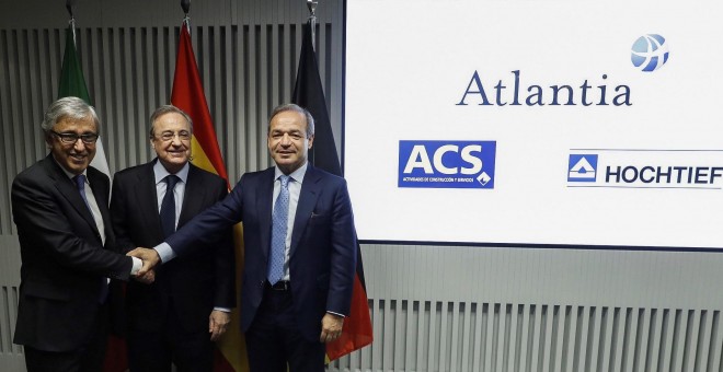 El presidente de ACS, Florentino Pérez (c); el consejero delegado de Atlantia, Giovanni Castelluci (i), y el presidente de Hochtief, Marcelino Fernández Verdes (d), posan antes de la rueda de prensa para explicar los detalles de su oferta conjunta por la