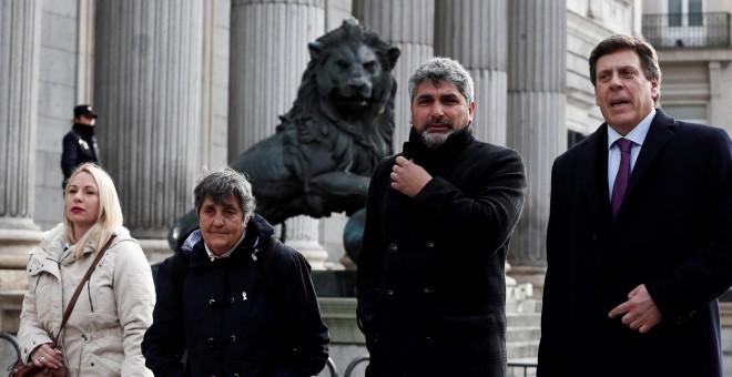 Juan Carlos Quer (d) y Juan José Cortés, padres de Diana Quer y Mari Luz Cortés, junto a Jéssica Sánchez, en representación de la familia de Yéremi Vargas, y la presidenta de la Asociación Clara Campoamor, Blanca Estrella (2i), a su llegada esta mañana al