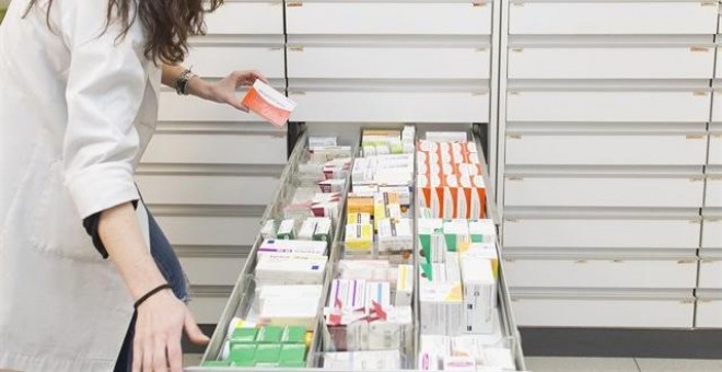 Farmacéutica buscando medicamentos. EUROPA PRESS