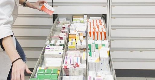 Farmacéutica buscando medicamentos. EUROPA PRESS