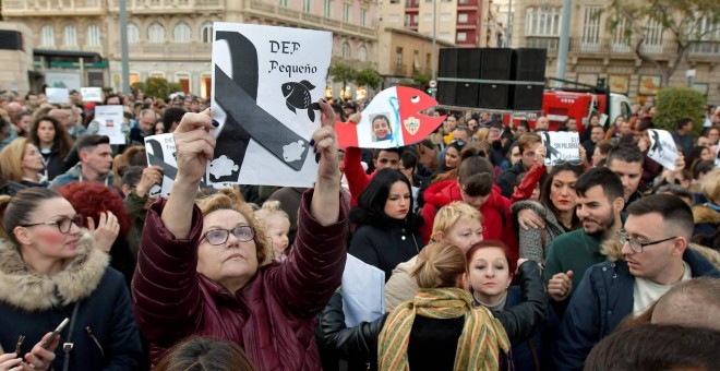 Cientos de personas durante una concentración convocada por el Ayuntamiento de Almería en duelo por la muerte de Gabriel Cruz. / EFE