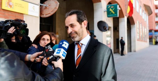 El secretario de Difusión del Govern, Antoni Molons (d), detenido esta mañana por la Guardia Civil, que le investiga por un delito de malversación por los gastos del gobierno catalán para la publicidad del referéndum del 1-O, atiende a los medios , al que