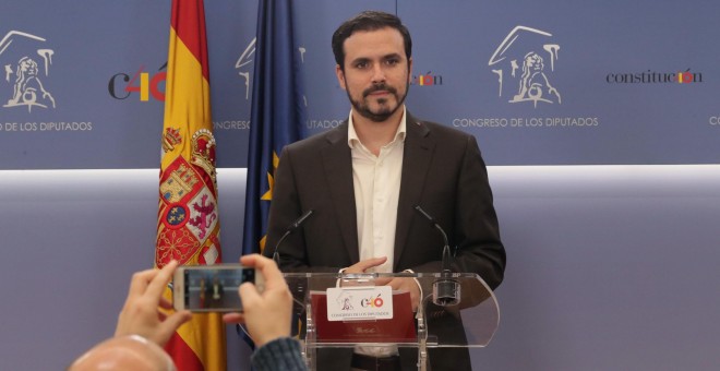 El líder de Izquierda Unida, Alberto Garzón, durante la rueda de prensa que ha ofrecido en el Congreso, en la que ha presentado una proposición de reforma del Código Penal para la protección de la libertad de expresión. EFE/ Zipi