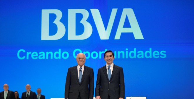 El presidente de BBVA, Francisco González, y el consejero delegado, Carlos Torres Vila, al comienzo de la junta de accionistas del banco, en el Palacio Euskalduna de Bilbao. REUTERS/Vincent West