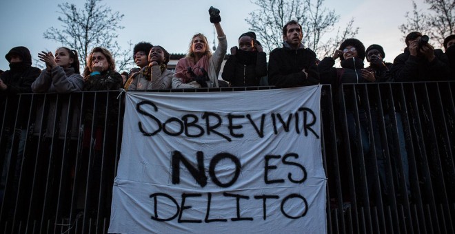 Concentración en la plaza de Nelson Mandela, en el barrio madrileño de Lavapiés, para protestar por la muerte del mantero senegalés Mmame Mbage. JAIRO VARGAS